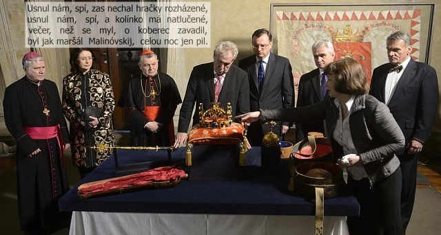 prezident zeman, notorický opilec, totálně zmaštěný po chlastačce na ruském velvyslanectví, podřimuje během slavnostního ceremoniálu nad korunovačními klenoty Svatého Václava