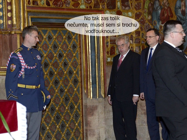 přiožralý prezident Zeman, nejvyšší funkcionář státu česká republika, se během slavnostního ceremoniálu tváří, jako kdyby si právě usral...